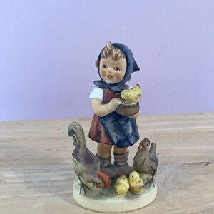 Hummel feeding time.